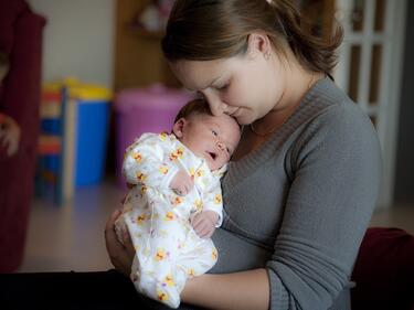 КНСБ скочи срещу работодателите заради отпуската по майчинство