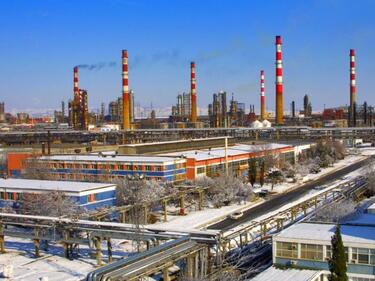 "Лукойл Нефтохим" може да остане без лиценз за данъчен склад