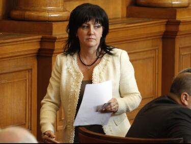 Караянчева отново атакува президента Радев