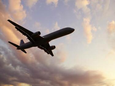 Пътнически самолет се приземи аварийно на Летище София
