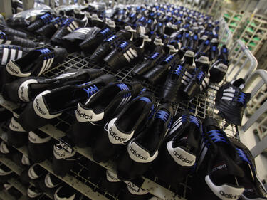 Обвиняват доставчици на Adidas и Nike в замърсяване на реки в Китай 