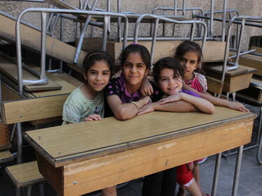 Закон реже помощи за сираци, ако не ходят на училище