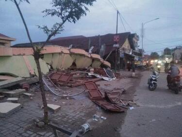 Мощно цунами заля Индонезия, над 60 загинаха