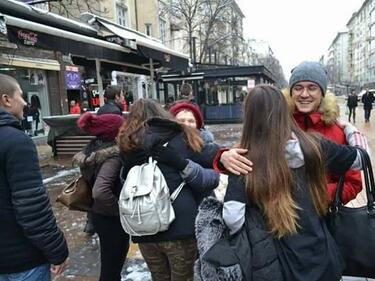 Ученици раздават прегръдки на софиянци по повод Международния ден на прегръдката