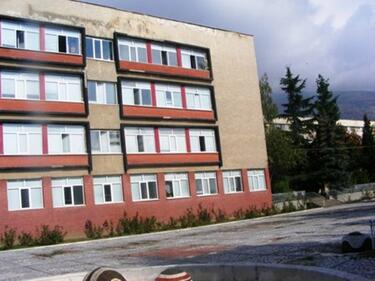 Учениците на гимназията със строшени прозорци в Сопот останаха у дома