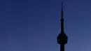 Туристи борят страха от височини на кула в Торонто