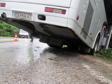 Крайградски автобус се удари в дърво