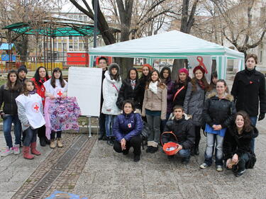 Доброволци и младежи от БМЧК с кампания как да се обичаме безопасно