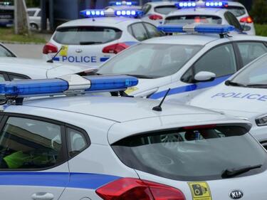 Трима полицаи пострадаха при екшън в София