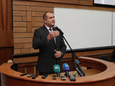 НФСБ: Радев да се извини на българите за унизяващото нацията поведение да говори в Президентството не на официалния български език, а на чужд
