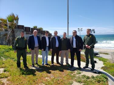 Младен Маринов посето оградата на американо-мексиканската граница