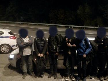 Хванаха 12 мигранти в Костинбродско
