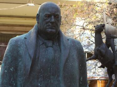 Вече има купувачи за статуята на Борисов със светещите очи