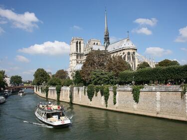 Пожар унищожи голяма част от парижката катедрала „Нотр Дам” 