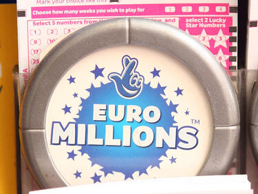 Семейство, което спечели лотарията Euromillions, избяга от дома си