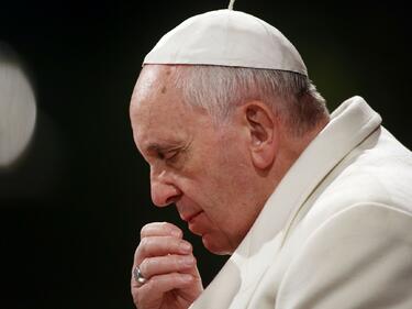 Папа Франциск дава първо причастие на деца в Раковски 
