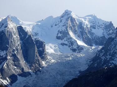 8 алпинисти изчезнаха в Хималаите, подновяват издирването им
