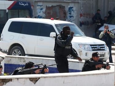 Две камикадзета атакуваха полицаи в Тунис