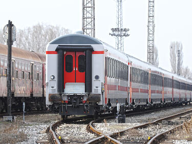 Жена, пресичаща неправилно релсите, бе прегазена от влак край Дупница