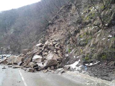 Затварят път в Родопите заради взривяване на скали