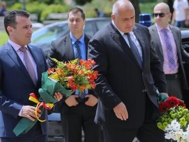 Борисов и Заев заедно поднасят цветя пред гроба на Гоце Делчев в Скопие