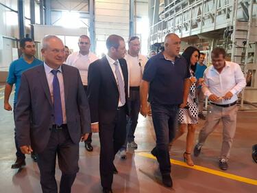 Борисов обеща нов път до завода на „Шишеджам“ в Търговище