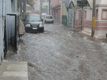 Мощна буря удари Истанбул, "Капалъ чарши" е под вода 