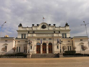 Парламентът си удължи ваканцията до другата сряда