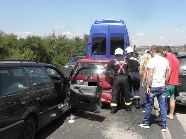 Верижна катастрофа между 5 коли в района на село Змеево