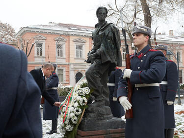 Радев положи венец пред паметника на Никола Вапцаров