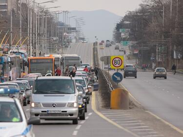 Кола се вряза в колонка за газ и обърка движението по столичното „Цариградско“