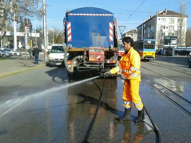 Мият булевардите в София с цел подобряване качеството на въздуха
