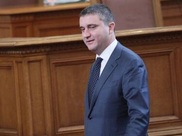 Горанов поема временно Комисията по хазарта
