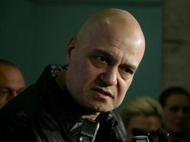 Шуменът Слави Трифонов не се отказва от намерението си да учреди партията си с новото име "Има такъв народ"