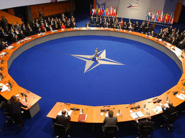 НАТО ограничи достъпа до централата си заради коронавируса

