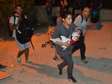 Гръцките спецчасти отблъснаха щурм на 350 мигранти