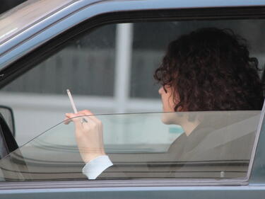 Ирландия първа забранява пушенето в колата
