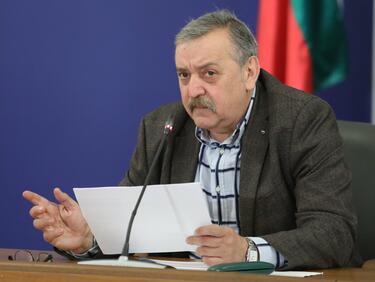 Проф. Кантарджиев ще предложи връщане на мерки при увеличаване на случаите на COVID-19
