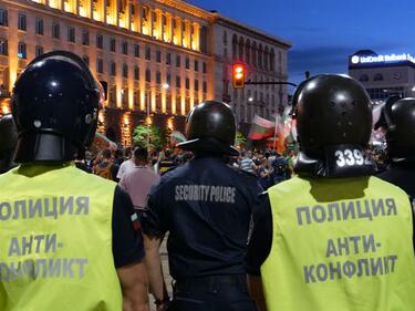 Двама полицаи са пострадали снощи на протестите