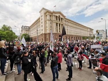 „Гешев е позор” и „Оставка” скандират демонстрантите