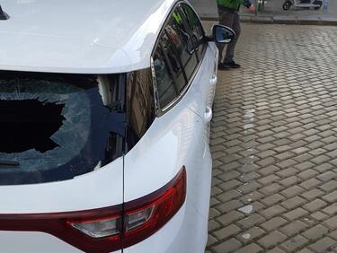 Белезници за млад мъж, счупил стъкло на кола пред БНБ