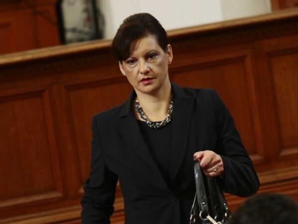 Дариткова: Радев подкрепя незаконни акции и разделя обществото