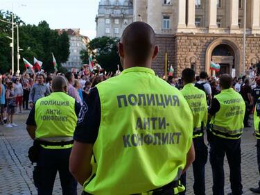 Протести ден 47: Протестиращите наредиха бухалки с надпис "ГЕРБ" пред МС