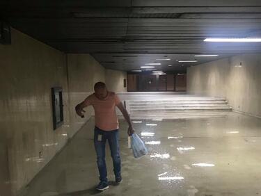 Пет екипа на Общината реагират на сигнали след бурята в София

