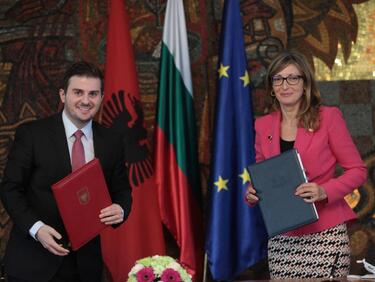 Захариева: България иска С.Македония и Албания да вървят в комплекст за ЕС