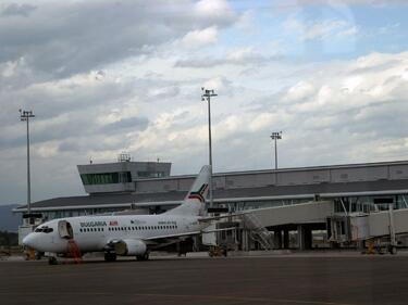 Около 100 самолета дневно зареждат на летище София
