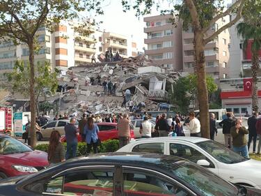 Рухнали сгради в Измир след мощния трус (СНИМКИ/ВИДЕО)