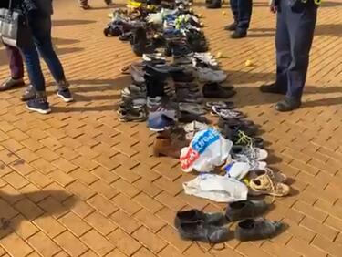 „Отровното трио“ и протестиращи хвърляха обувки и тенис топки по Министерски съвет (НА ЖИВО)