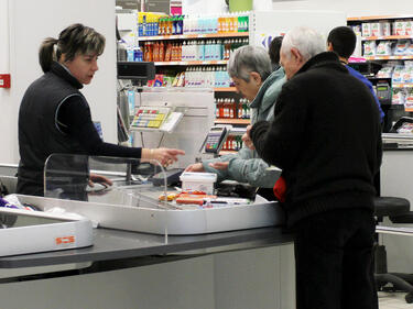 Супермаркетите: "Зелените коридори" за възрастните увеличават риска от заразяване, нека отпаднат
