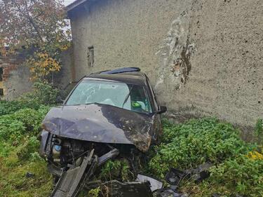 27-годишен заби колата си в къща и загина